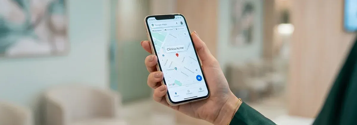 Gestora de clínica de estética analisando o Perfil da Empresa no Google em seu notebook para aparecer no Google Maps